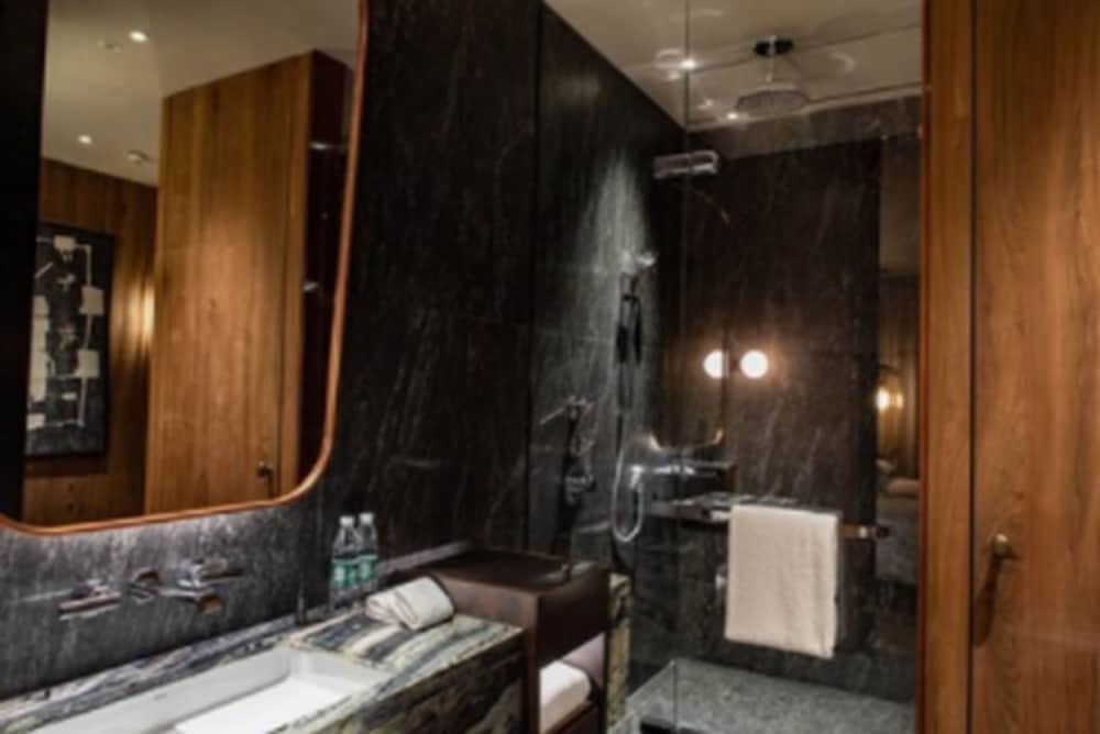 غرفة قياسية بسريرين منفصلين