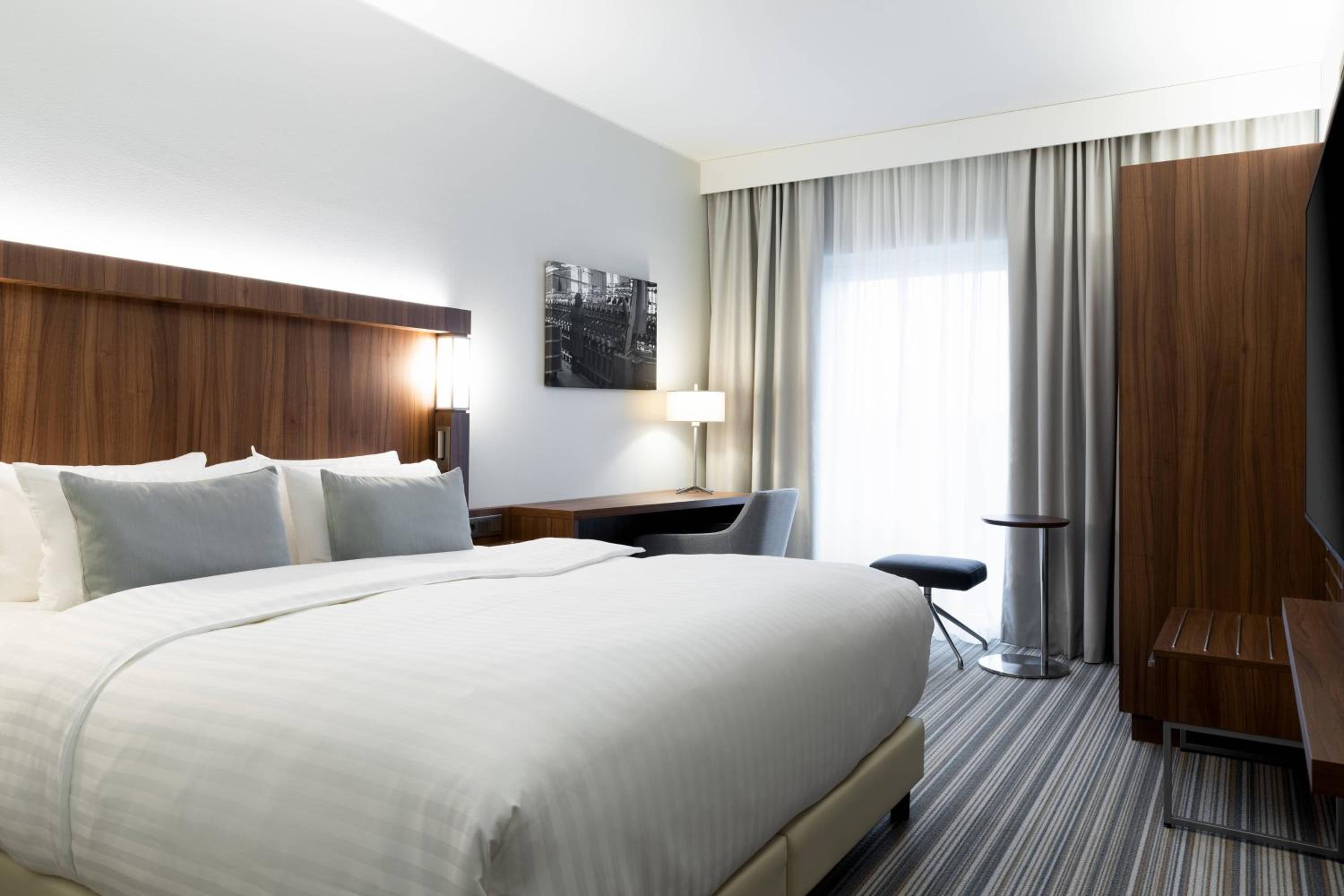 غرفة قياسية بسرير كينج، Courtyard By Marriott Tampere City 2/9