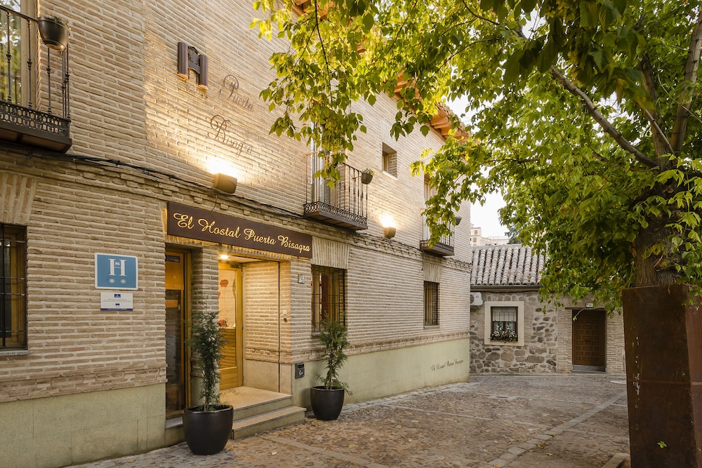 EL HOSTAL PUERTA BISAGRA. 57/60