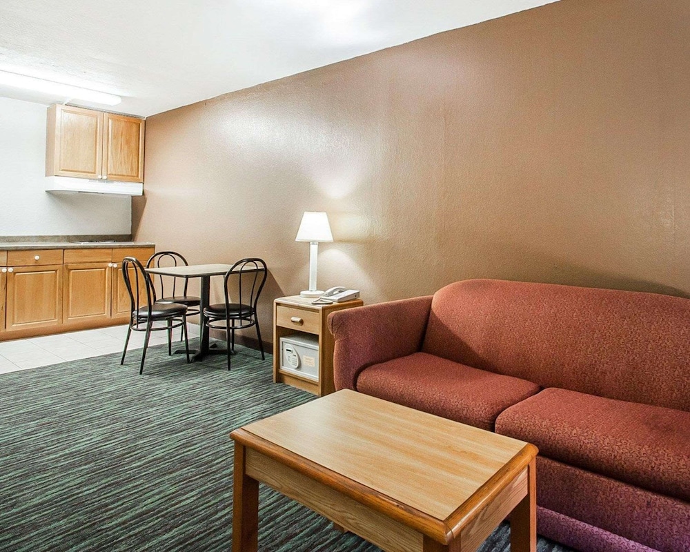 Econo Lodge Inn & Suites Jackson Northwest 24/38