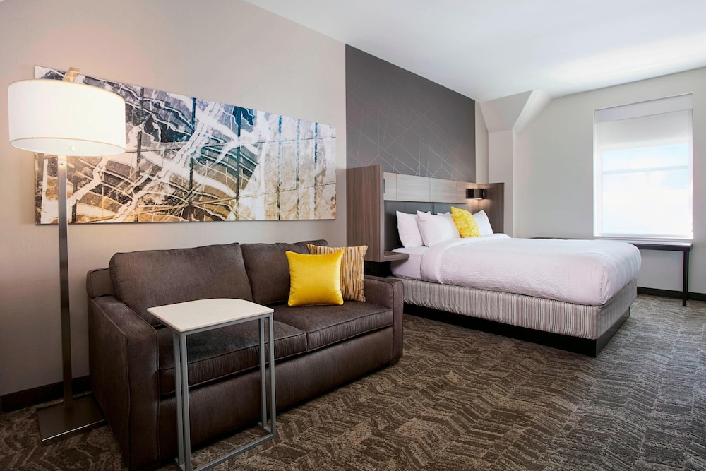 Suite, King Bed, Sofa, Accessible