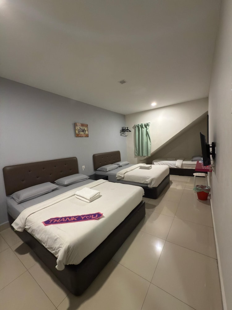 Family, 1 Single and 2 Queen Beds