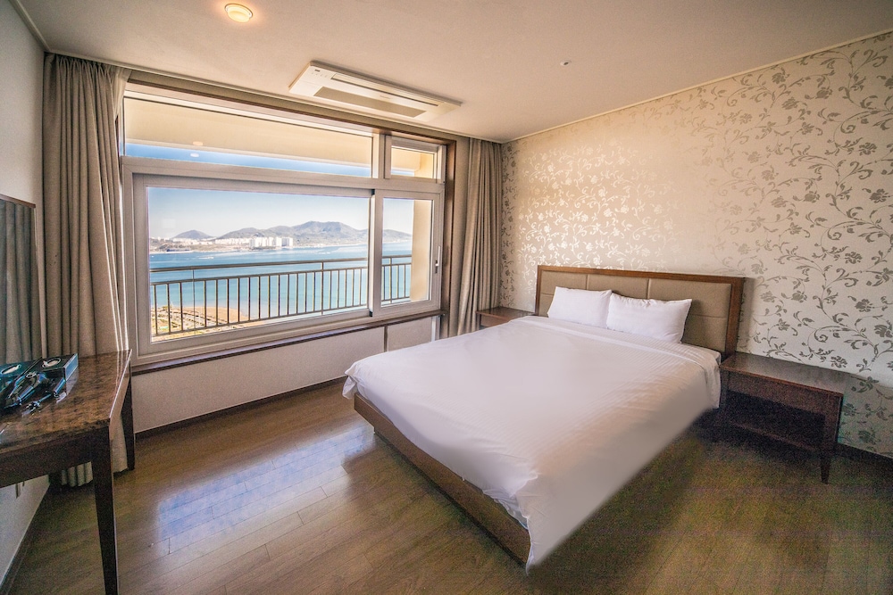 The Ocean Hotel 6/50