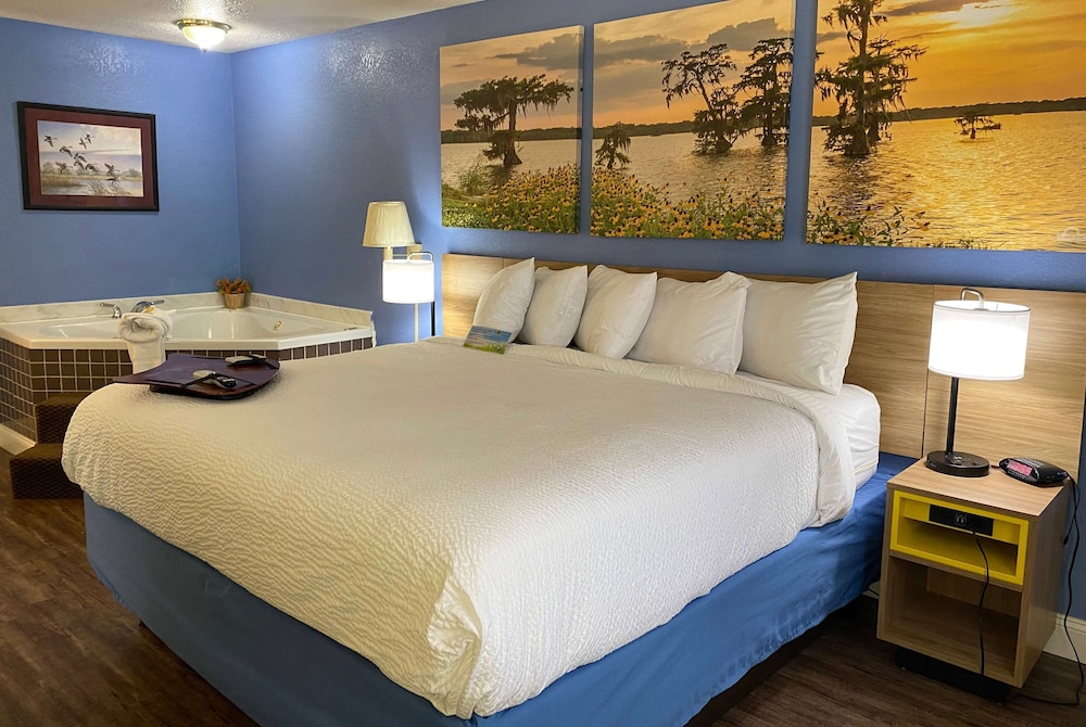 Exterior, Deluxe, King Bed