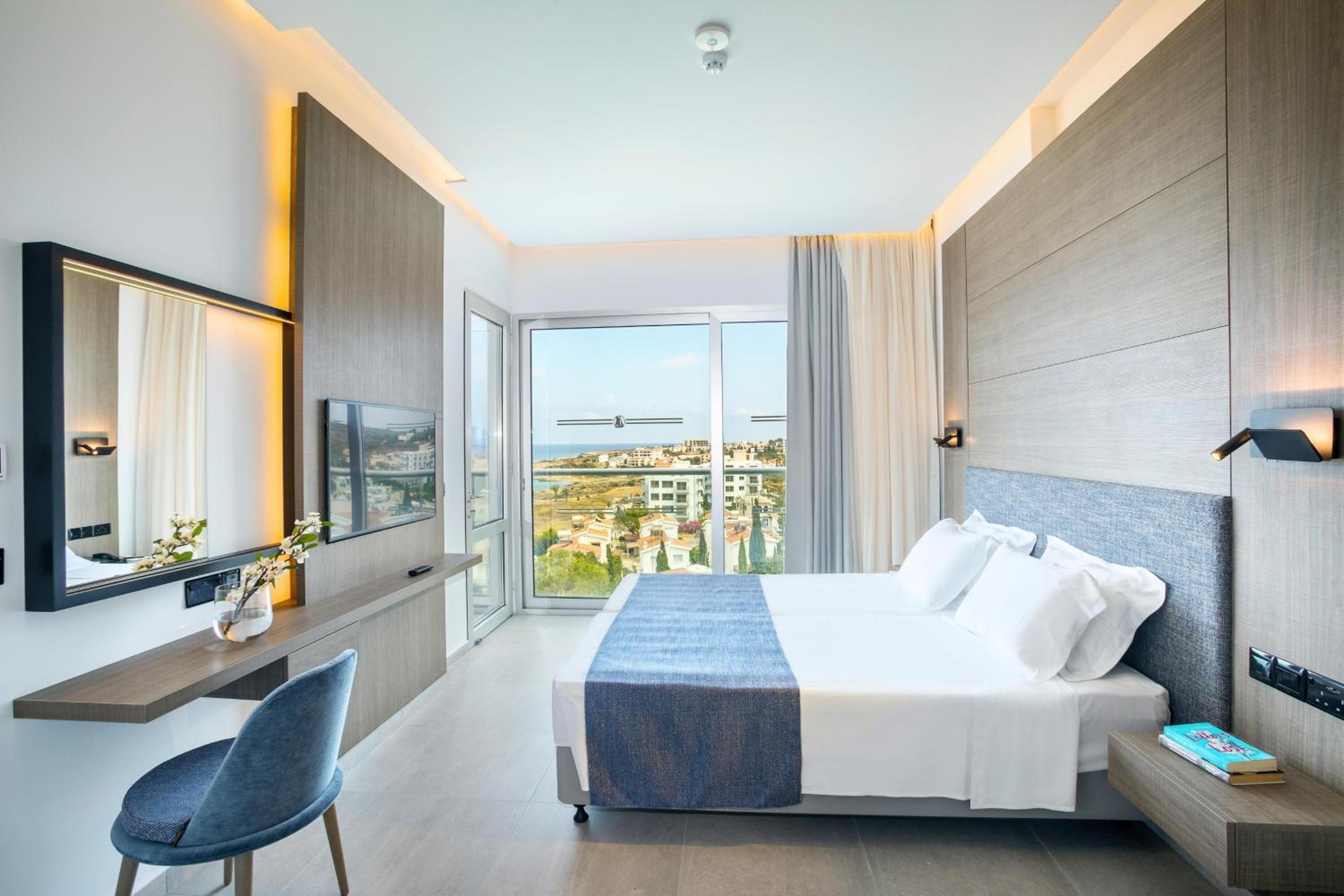 Elite, Family Suite, Executive, Double and Twin Beds, Lateral Side Sea View