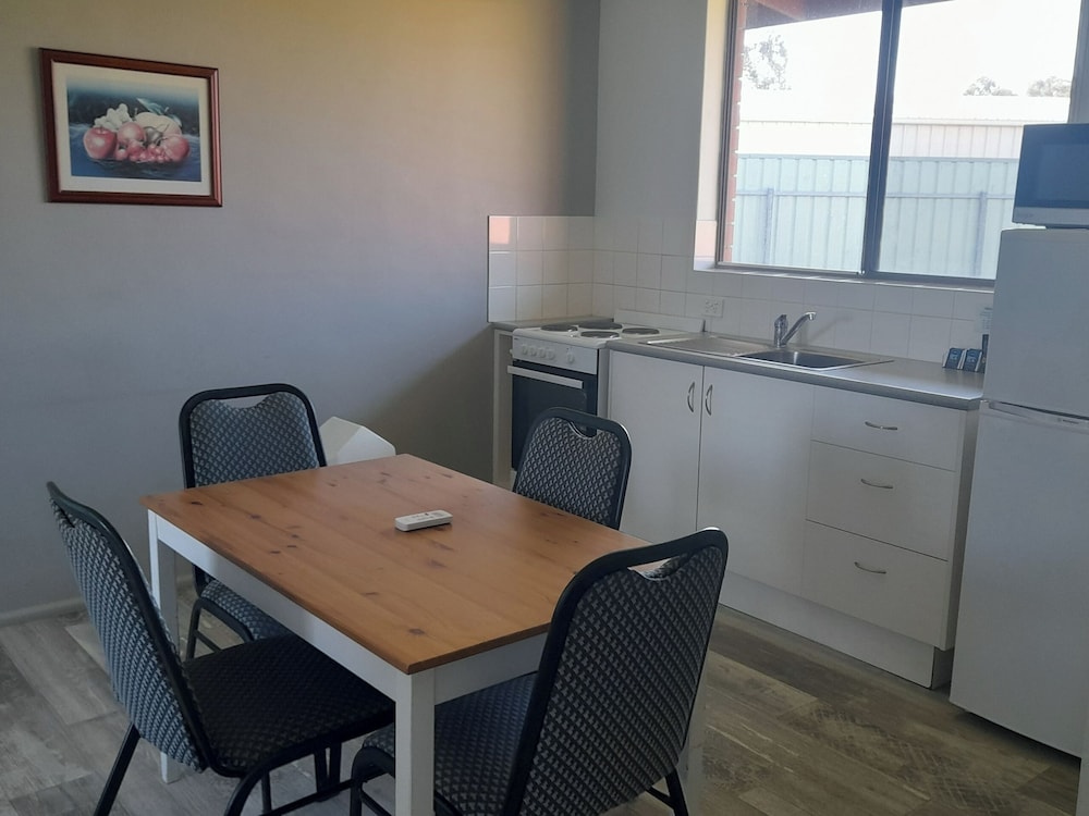 Victor Harbor Holiday & Cabin Park 33/46