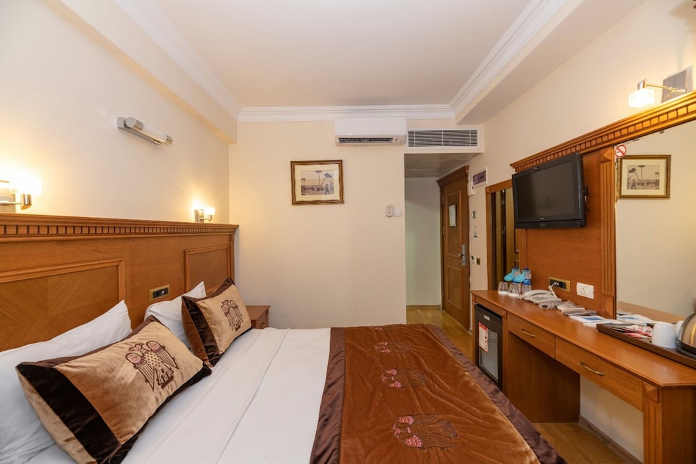 ROOM, DOUBLE BED
