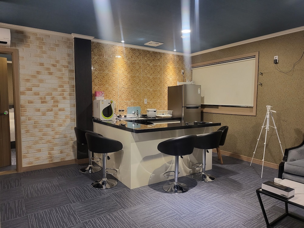 Goldenroot Hotel In Gimhae 7/35