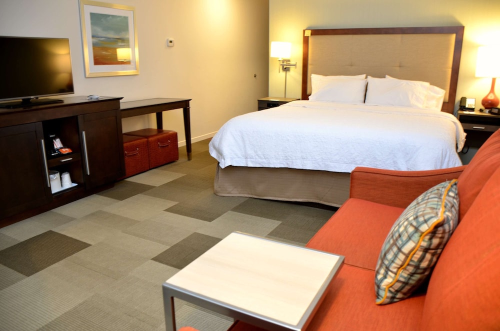 Hampton Inn Suites Deland 35/77