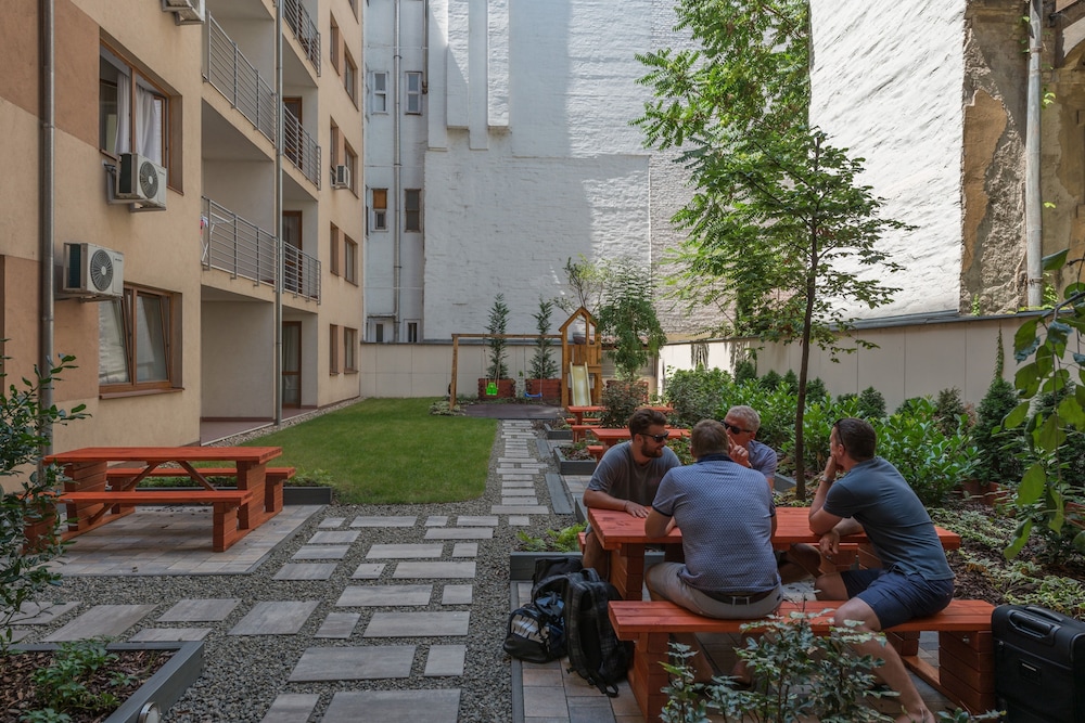 Corvin Plaza Apartments And Suites 50/54