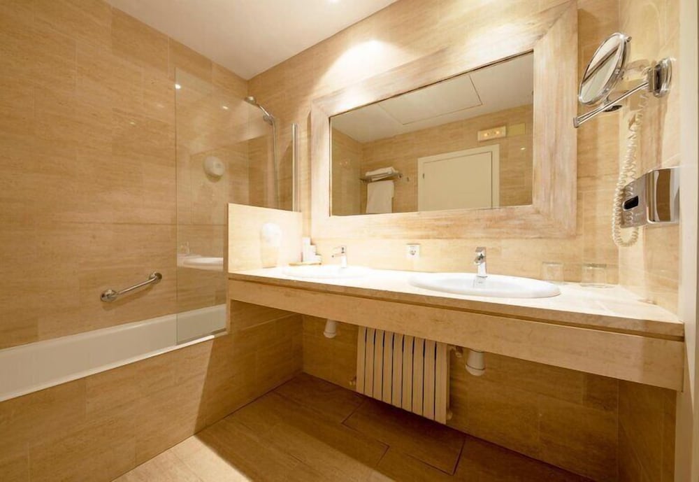 Garden, Family, Single, Queen and Twin Beds، Port Huerto del Cura 5/5
