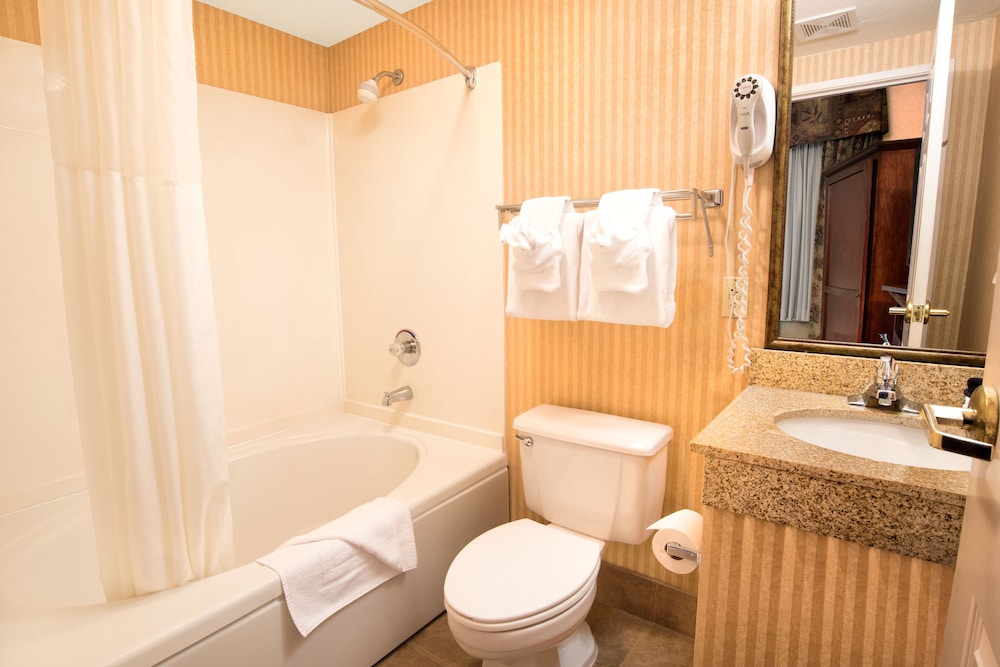 Grand Plaza Hotel 8/34