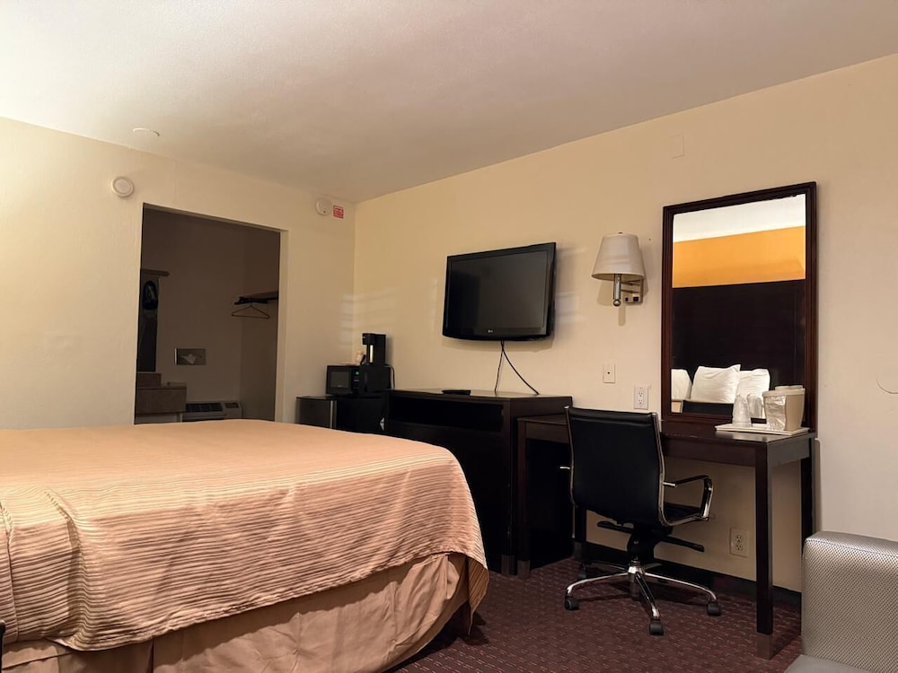 Hollister Inn 19/28