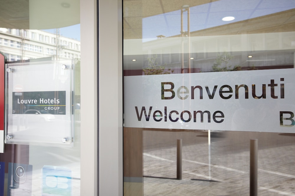 Campanile Paris Ouest Chaville 2/36