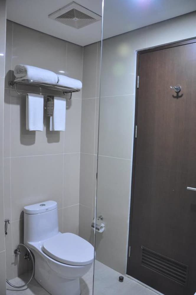 Golden Tulip Pontianak 8/64