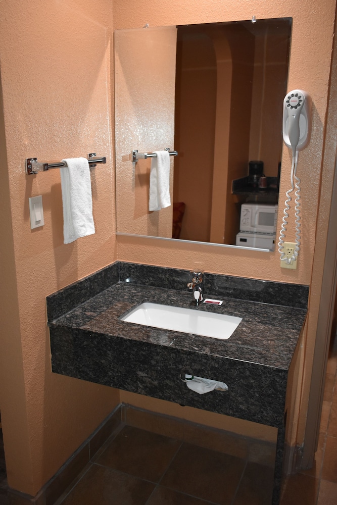 Apex Inn 25/51