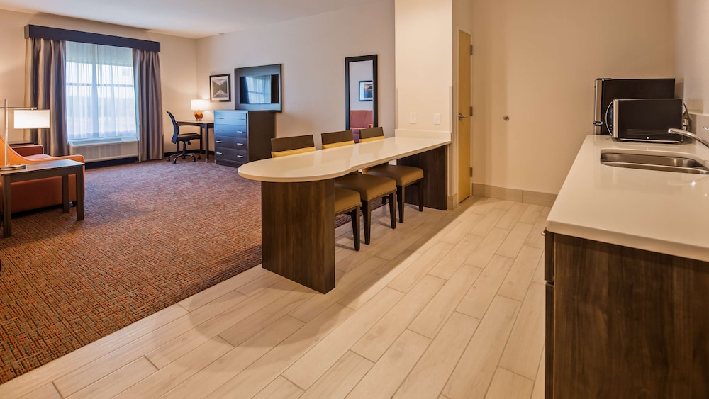 Best Western Plus Elizabethtown Inn & Suites 30/32