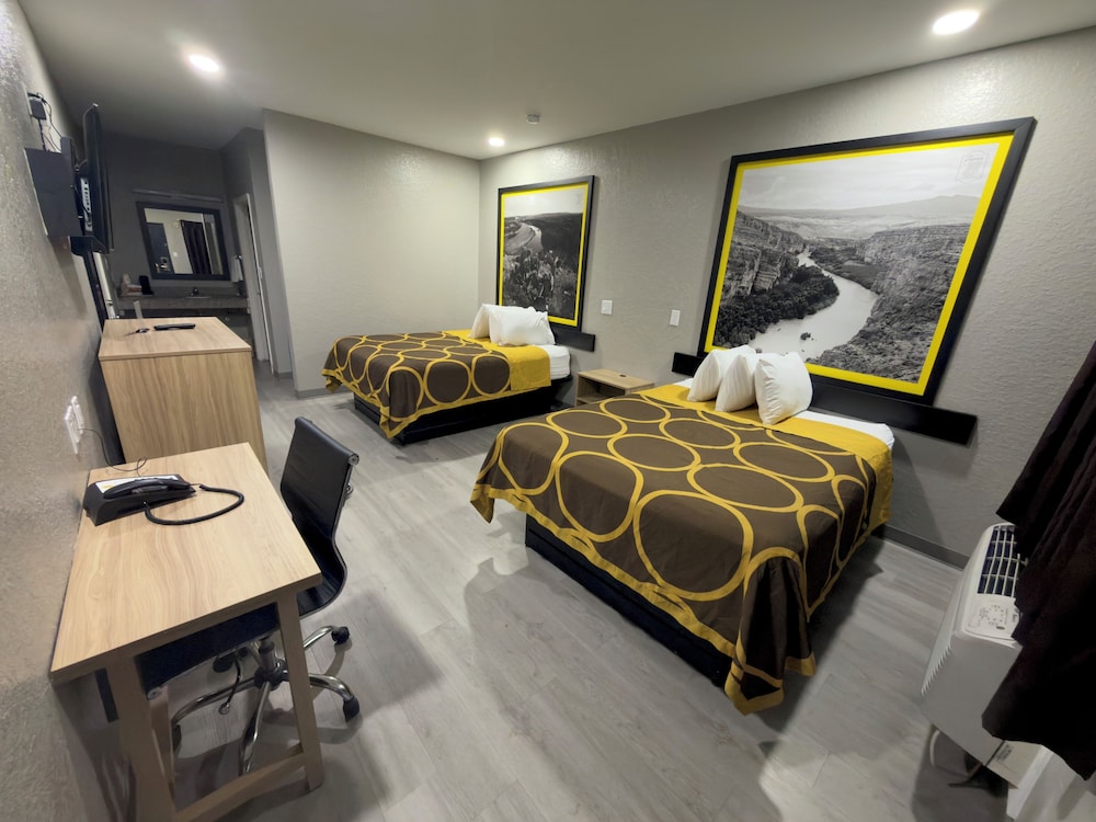 غرفة بسريرين مزدوجين، Super 8 by Wyndham Houston/Brookhollow NW 3/8