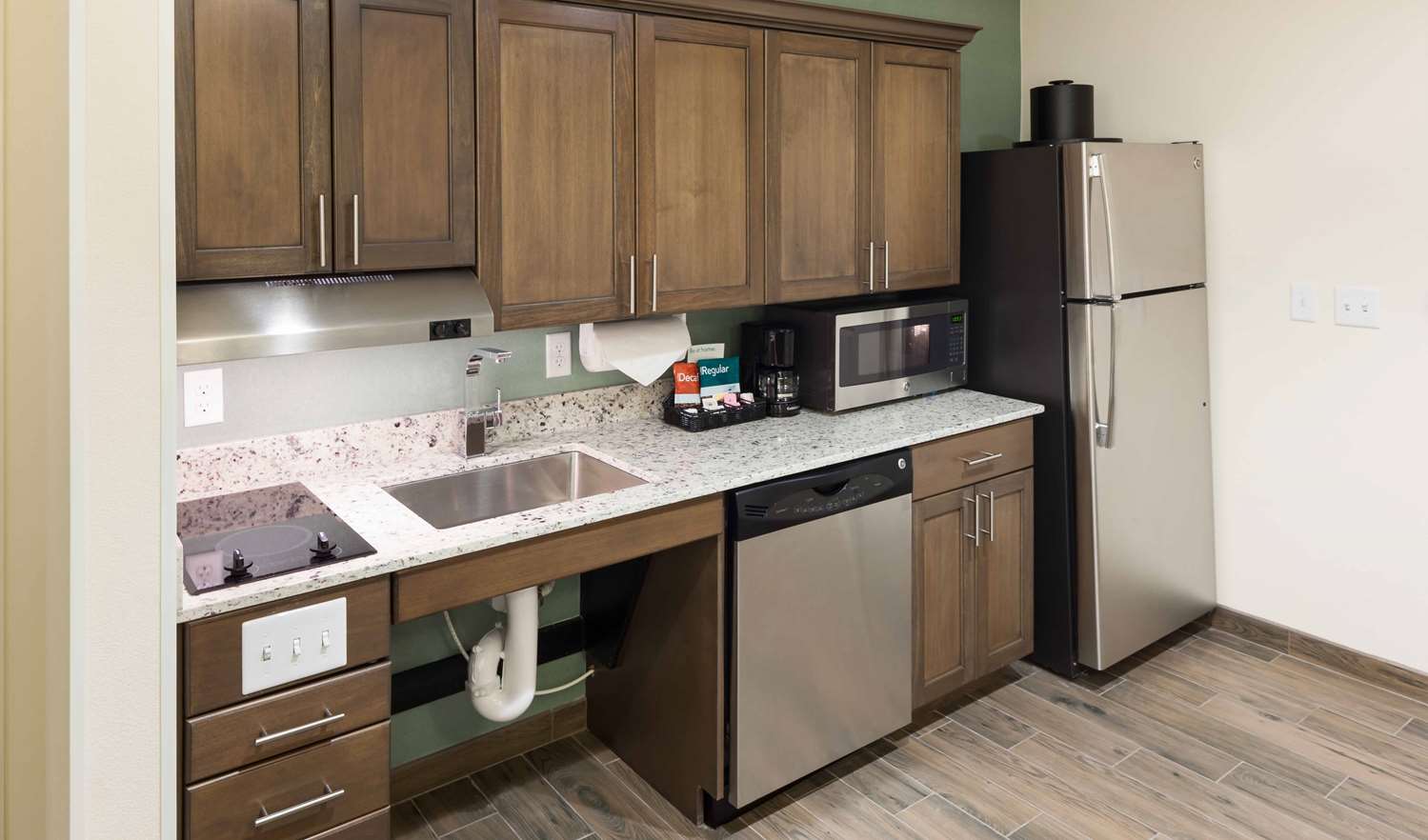 جناح بسرير كوين بحوض استحمام لذوي الإعاقة، Homewood Suites By Hilton Cape Canaveral-Cocoa Beach 3/3