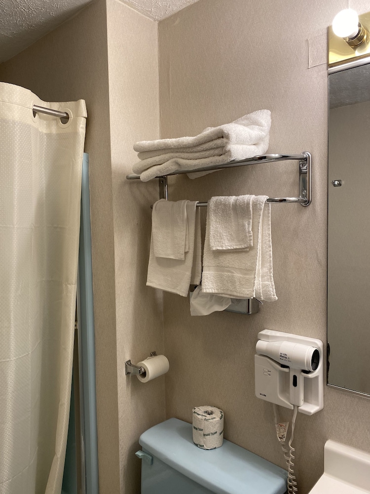 Economy Lodge 682 Main St Sturbridge 38/39