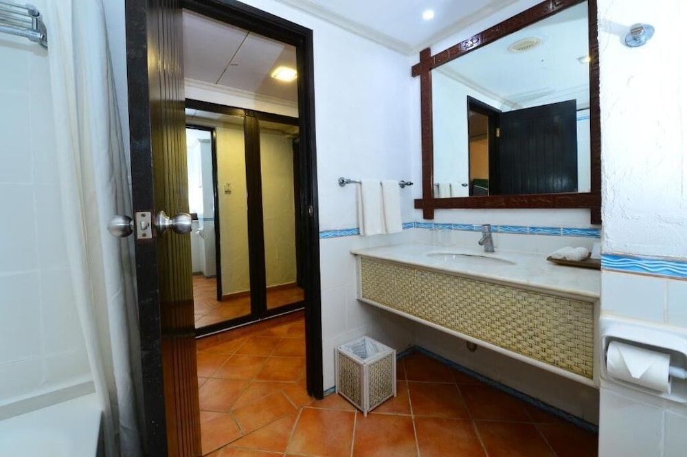 غرفة قياسية بسريرين منفصلين بإطلالة على البحر، Diani Reef Beach Resort and Spa 5/5