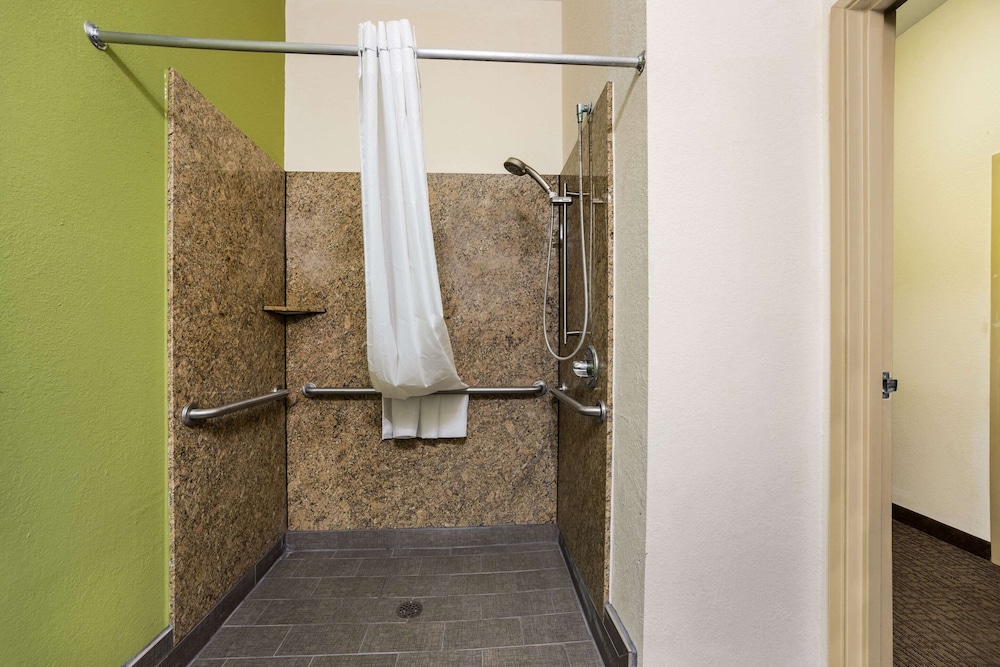 غرفة بسرير كينج لذوي الإعاقة، Sleep Inn & Suites Valdosta Mall Area 4/4