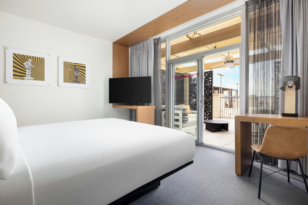 Aloft, Traditional, King Bed, Mountain View, Pool Side