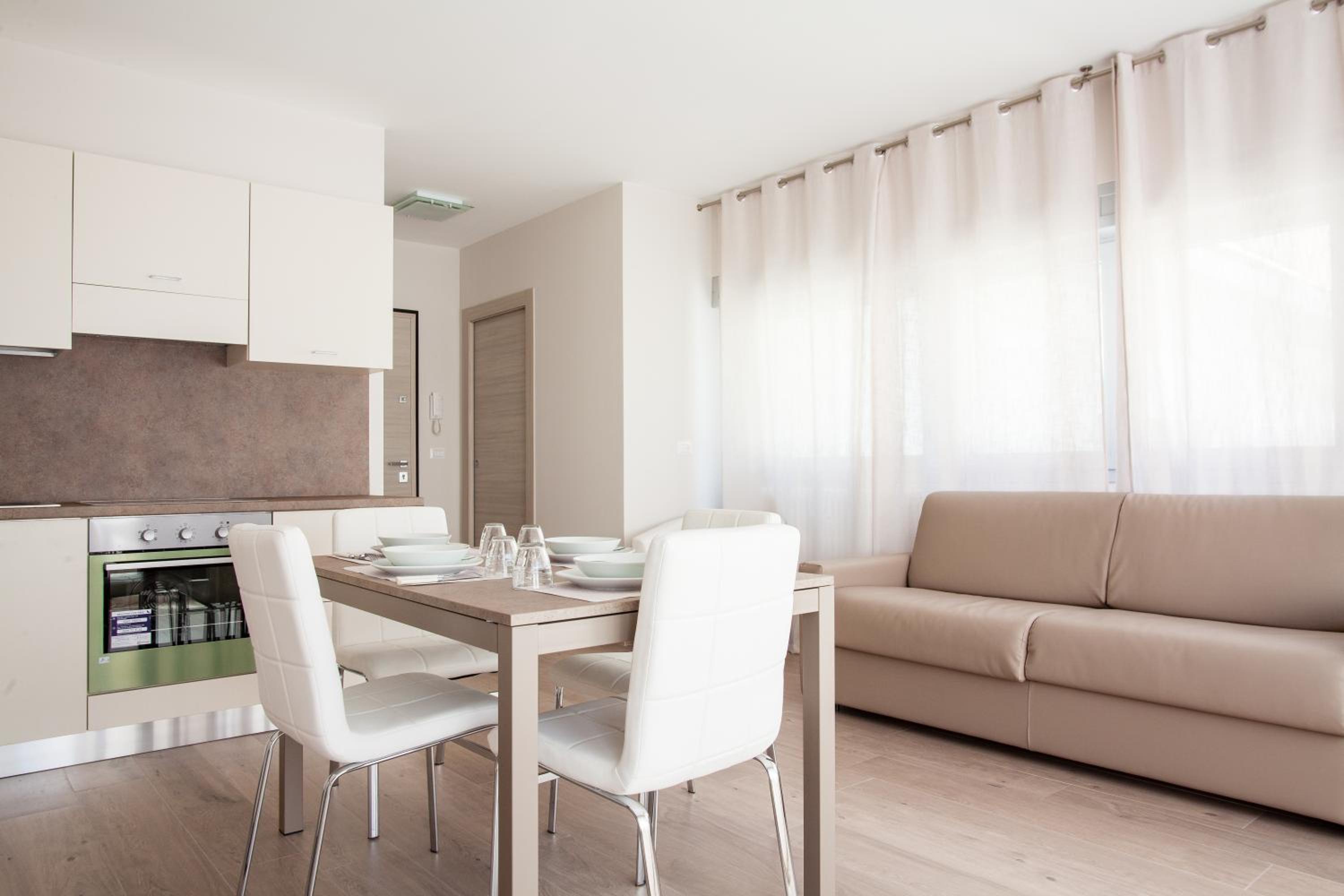 Astoria Suite Apartments 39/49