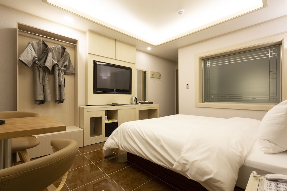ROOM, DOUBLE BED