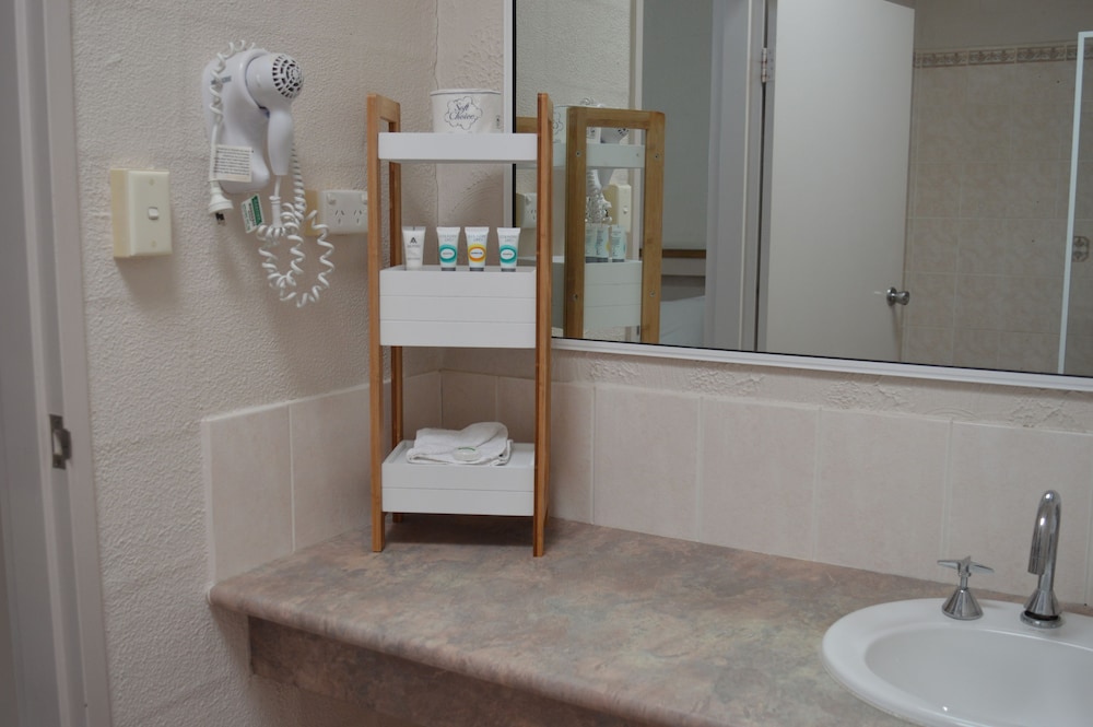 Mid City Motor Inn 24/41