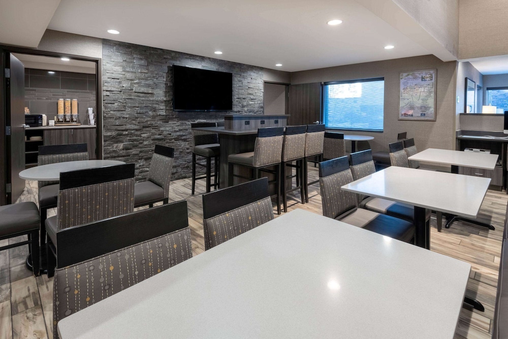 La Quinta Inn and Suites by Wyndham Anchorage Airport 21/23