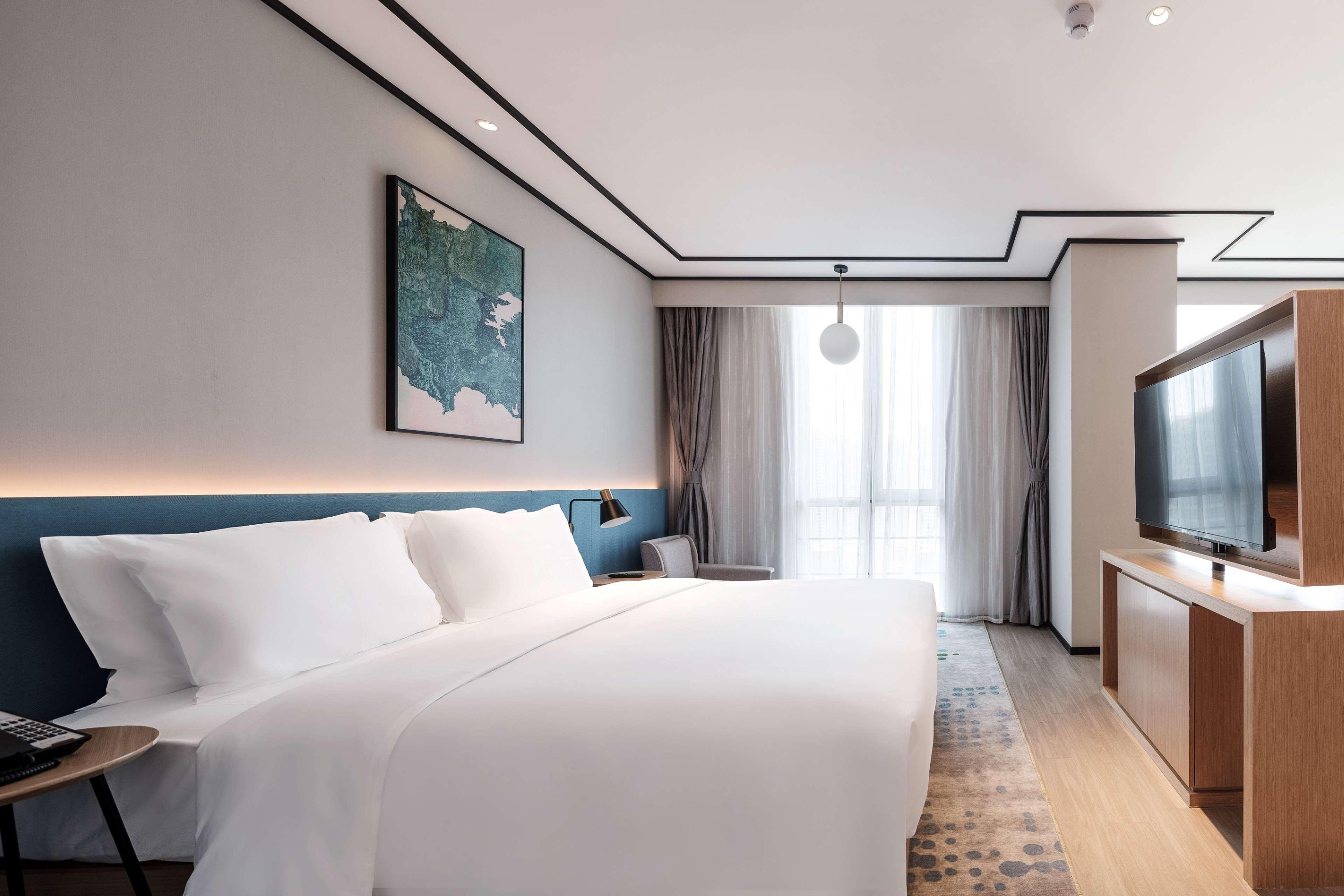 SUITE, KING BED
