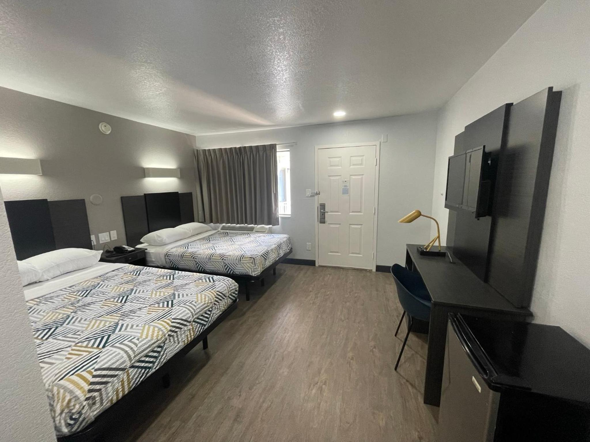 2 Full Beds - Non-Smoking