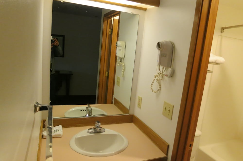 Bay City Motor Inn 18/67