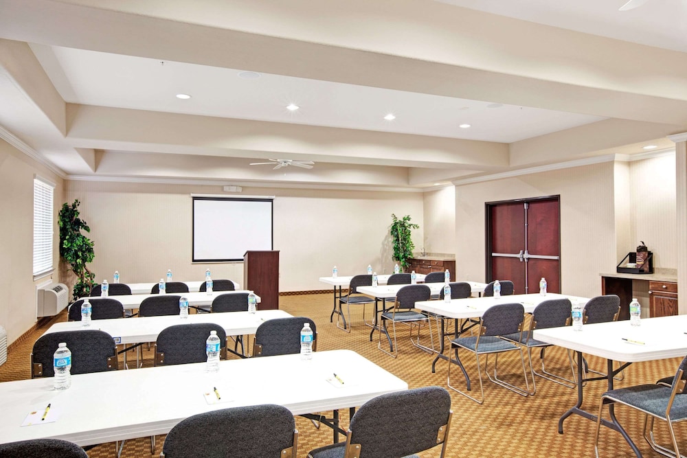 Super 8 by Wyndham IAH West/Greenspoint 26/31