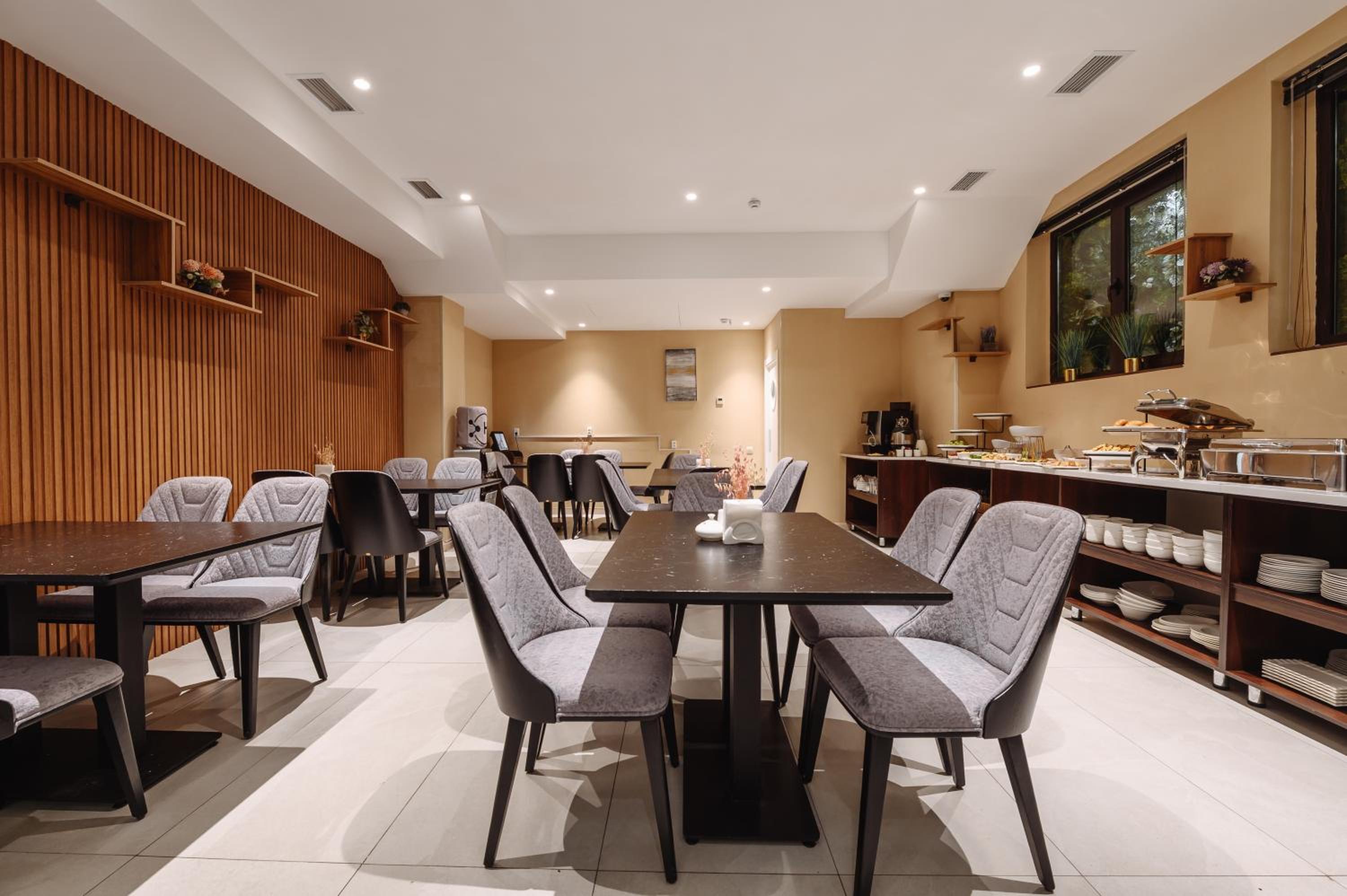 Royal Residence 73/78