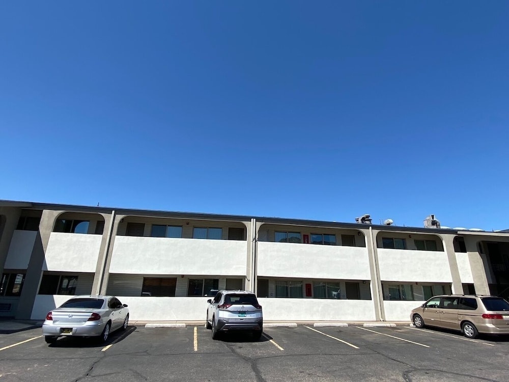 Desert Sands Inn & Suites Albuquerque 23/28