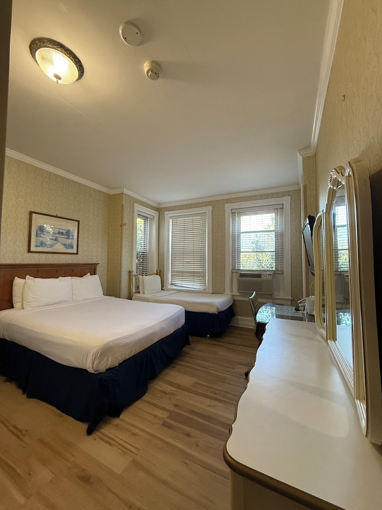 The Baron Hotel 15/50