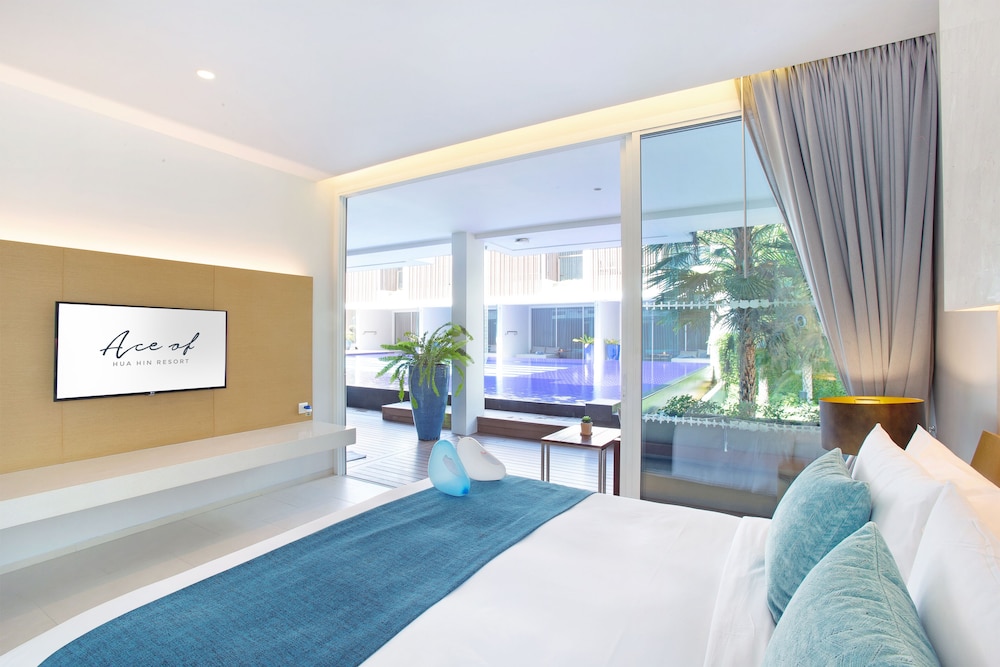 2 Bedrooms, Suite, King and Queen Bed, Pool Access