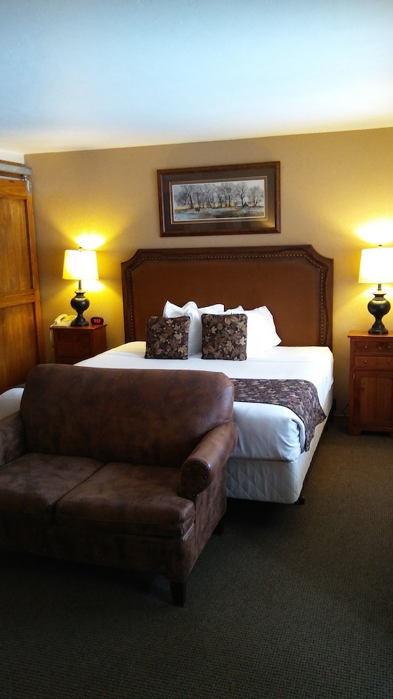 Lodge at Leathem Smith 11/61