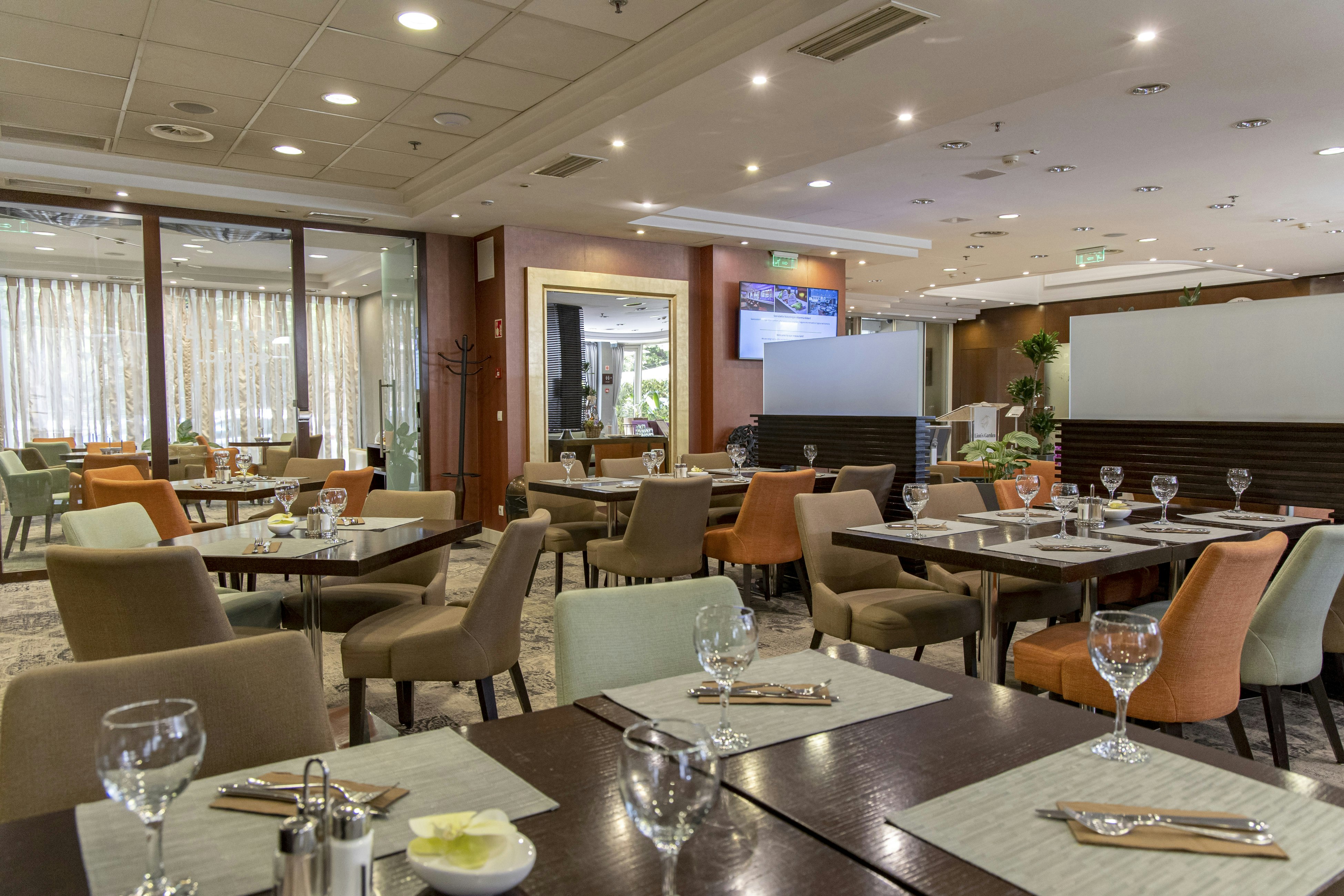 Lions Garden Hotel 85/98