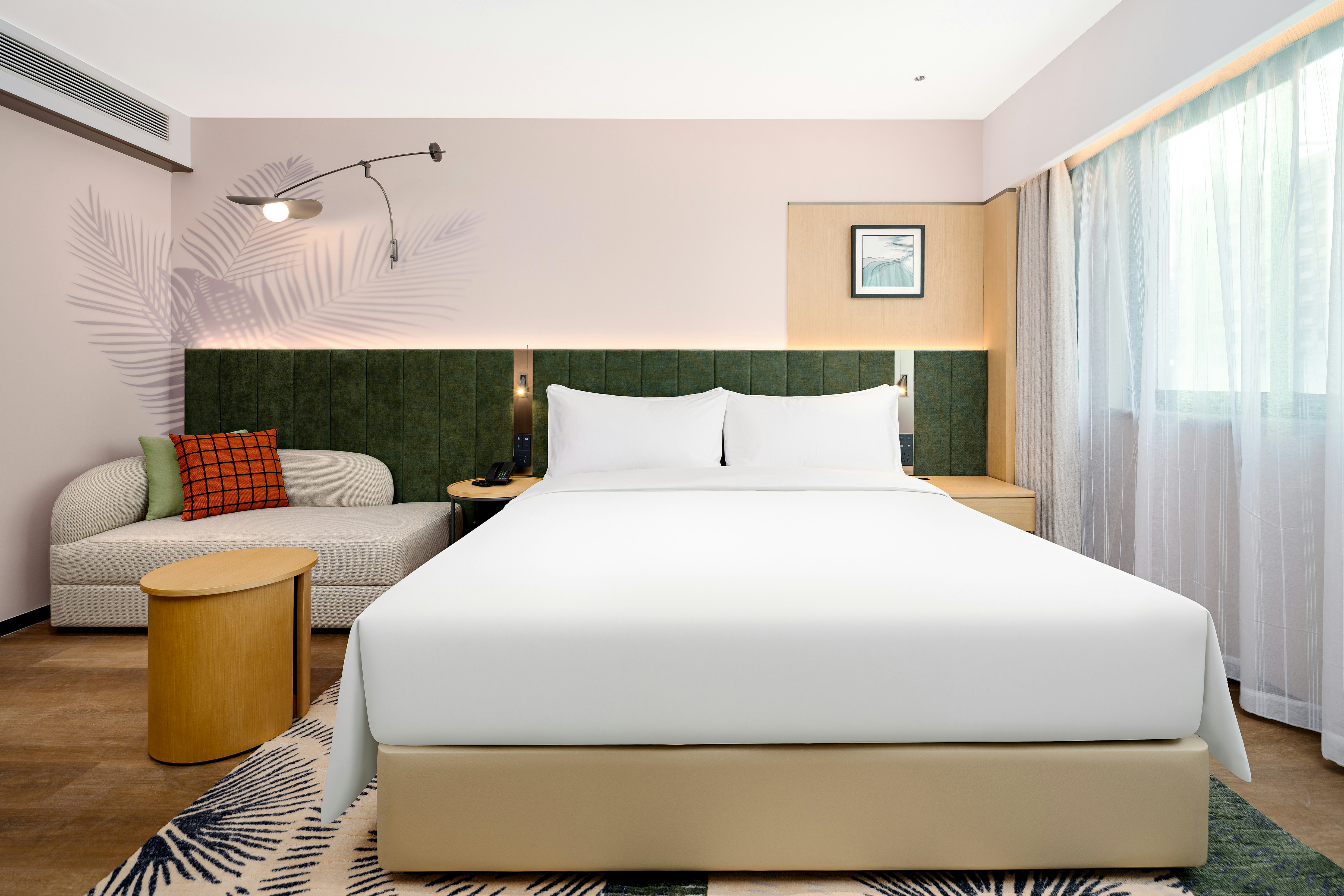 GUEST ROOM, KING BED, CITY VIEW