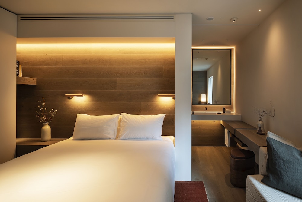 CONNECTING, KING BED