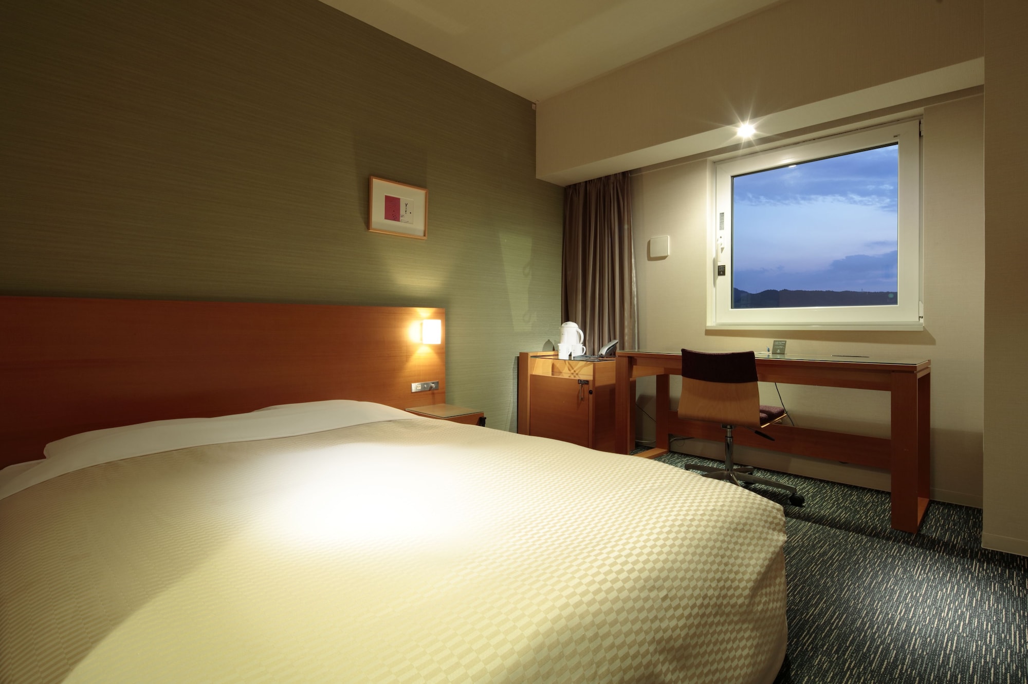 ROOM, QUEEN BED