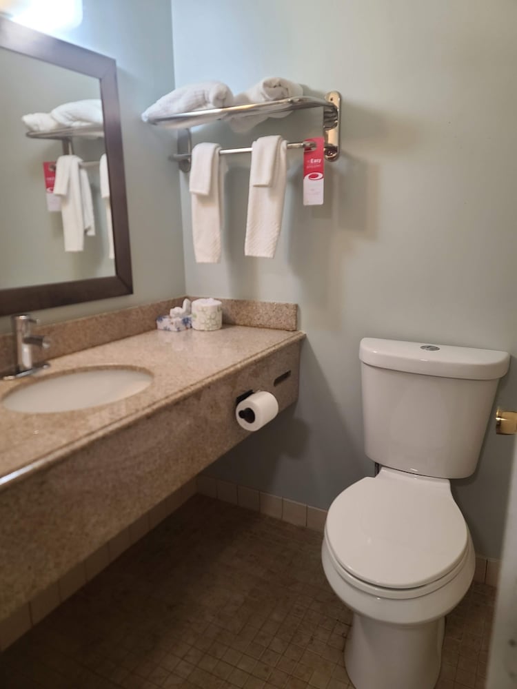 Econo Lodge Inn & Suites Tilton 34/38