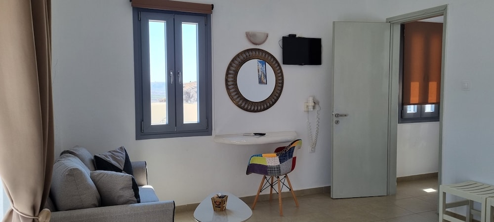 Thira S Dolphin Hotel 4/72