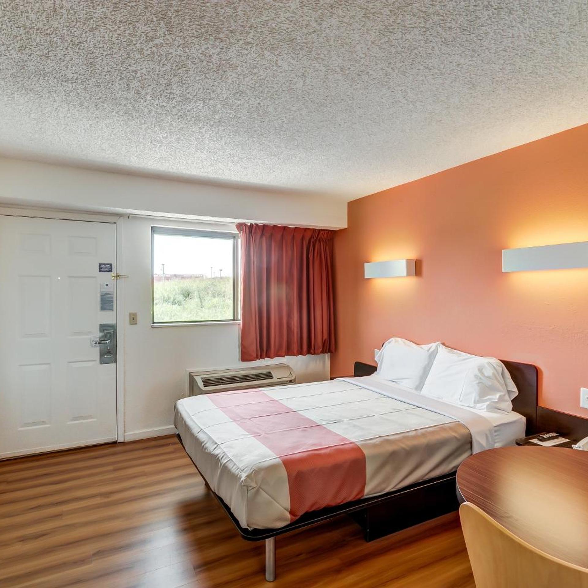 1 King Bed - Mob Acc RI Shwr Nsmk Micfridg 4/7
