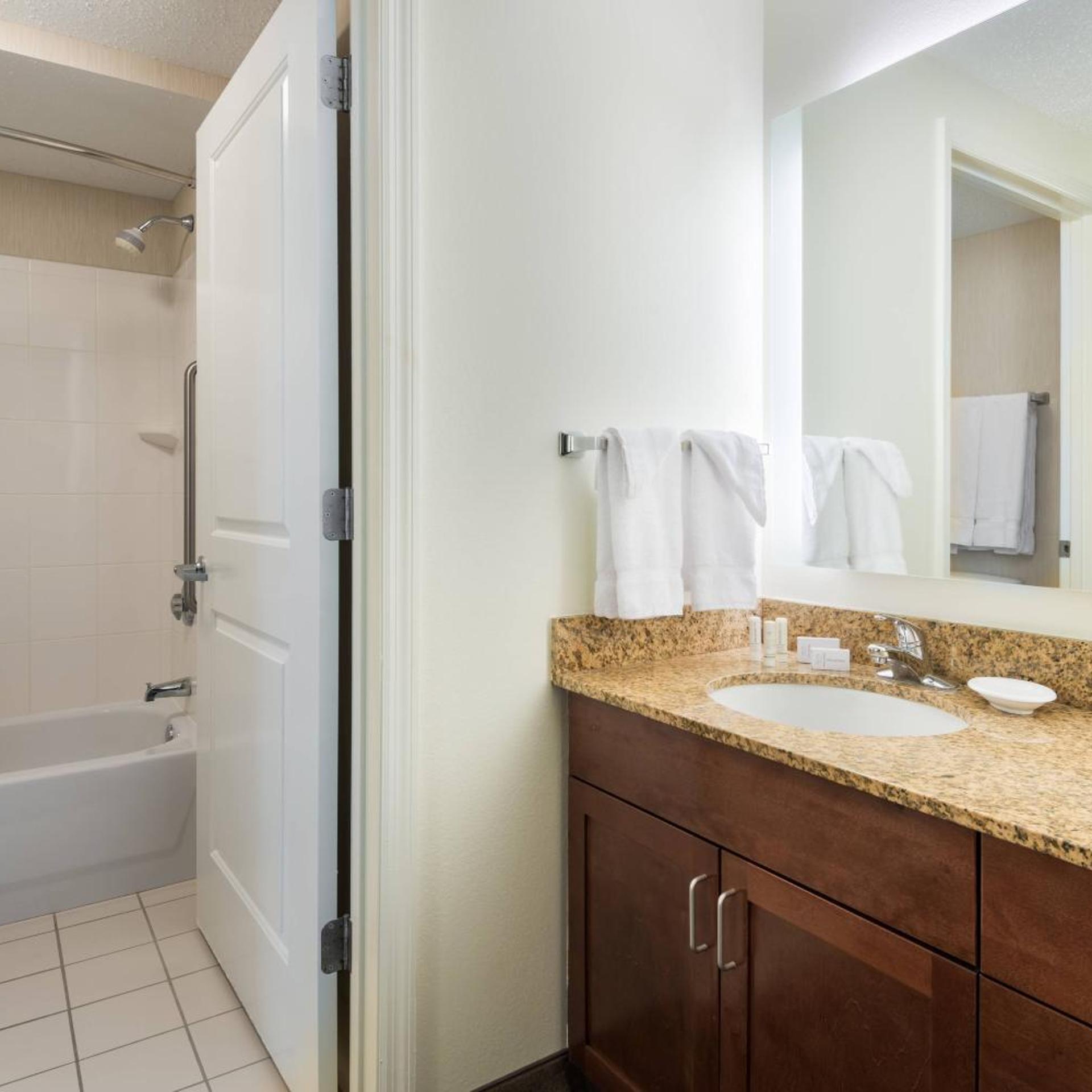 2 Bedrooms, Suite, Queen Bed