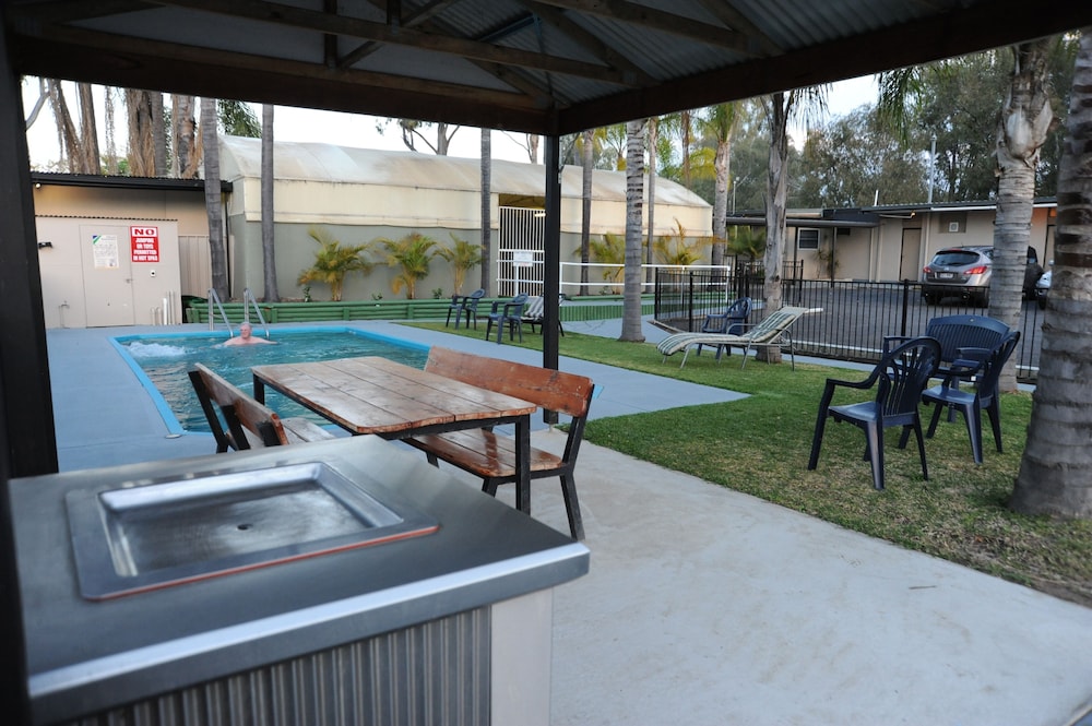ARTESIAN SPA MOTEL 34/48