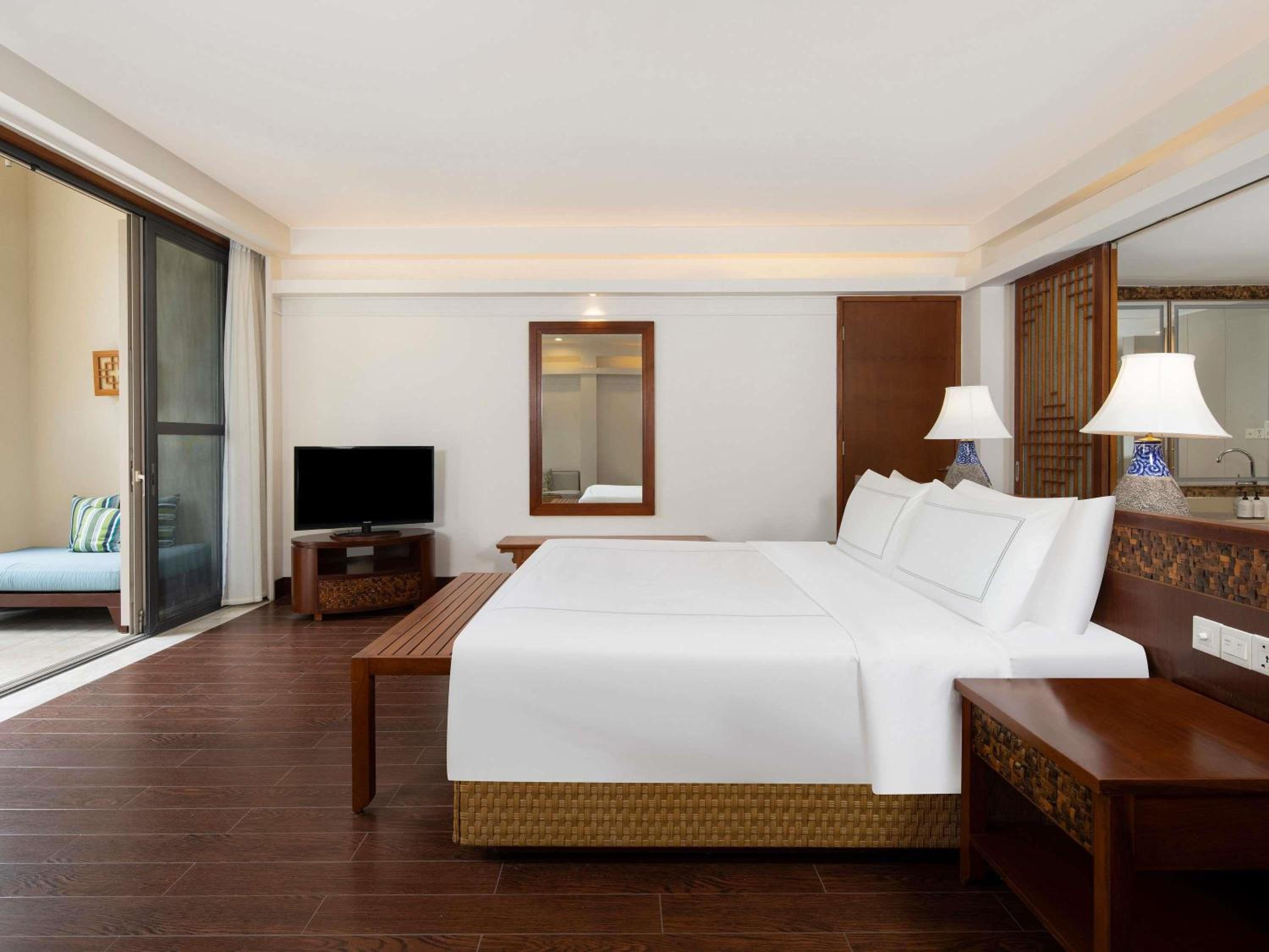 THEME, SIGNATURE, SWISS, KING BED